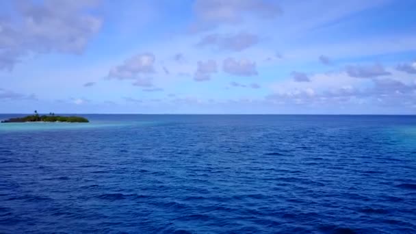 Mavi deniz ve beyaz kumlu arka planda lüks tatil beldesi sahil yaşam tarzının hava turizmi — Stok video