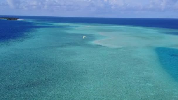 Vista aérea del paisaje marino de la costa marina tiempo de playa por mar azul y fondo de arena blanca — Vídeo de stock