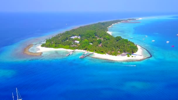 Drone turystyka lotnicza pięknej laguny plaża przygoda przez aqua błękitne morze i białe piaszczyste tło — Wideo stockowe