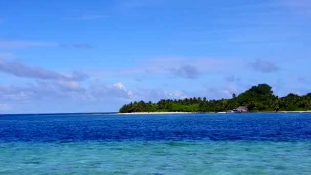 Letecká povaha luxusního ostrova pláž přestávka podle modrého zeleného oceánu a bílého písečného pozadí — Stock video