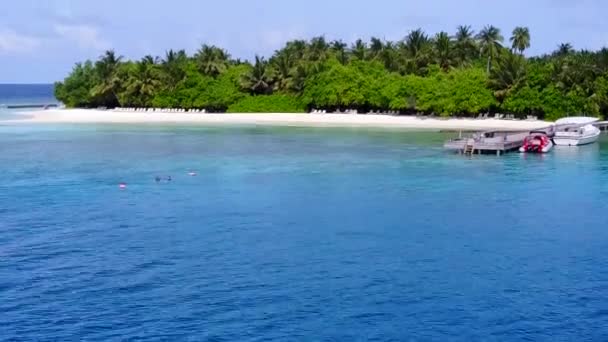 Повітряний дрон пейзаж красивого морського пляжного способу життя на мілководді з білим піщаним фоном — стокове відео