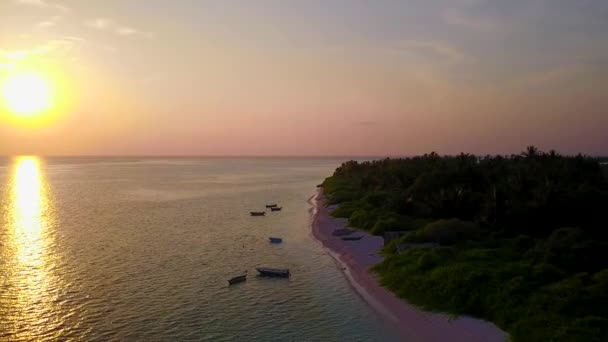 Beyaz kum arka planlı mavi deniz kıyısında sakin bir tatil köyünün insansız hava aracı soyutlaması. — Stok video