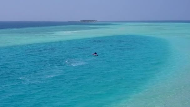 Turismo drone aéreo de belas férias lagoa praia por mar azul e fundo de areia branca — Vídeo de Stock