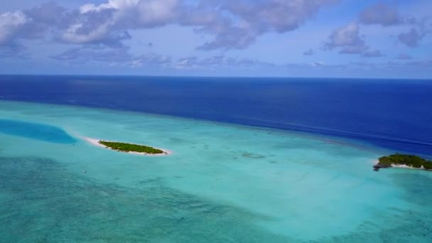 Luchtfoto drone landschap van zee toeristische strand vakantie door blauwe zee en witte zandachtergrond — Stockvideo