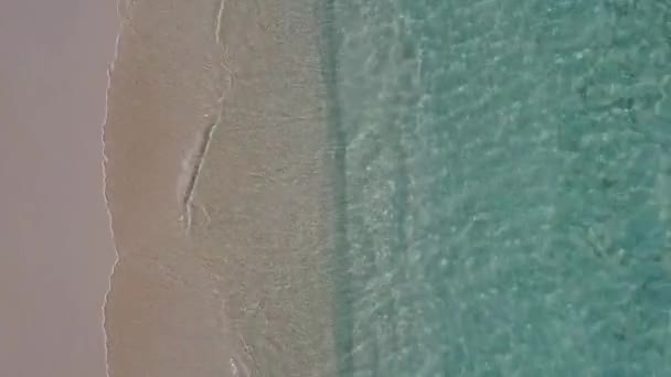Paisaje marino de drones aéreos de viaje de playa turístico tropical por laguna azul con fondo de arena blanca — Vídeo de stock