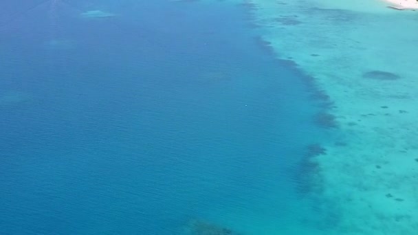 공중 드론, 파란색 바다와 백 사 장을 배경으로 하는 이국적 인 해안선 항해 — 비디오