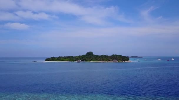 Letecké drone scenérie idylické Bay Beach výlet do modrého oceánu s jasným pískem pozadí — Stock video