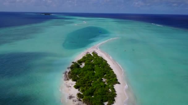Dron powietrzny krajobraz morskiej wyspy plaża podróż przez błękitną zieloną wodę i biały piasek tło — Wideo stockowe