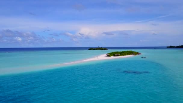 Drone άποψη φύση του παραδείσου θέα θάλασσα ταξίδι στην παραλία από μπλε ωκεανό με λευκό αμμώδη φόντο — Αρχείο Βίντεο