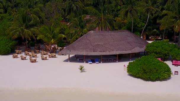 Drohnenpanorama eines entspannenden Strandlebens am blaugrünen Ozean mit weißem Sandhintergrund — Stockvideo