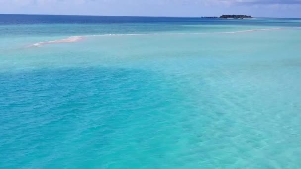 Воздушный беспилотник пейзаж экзотического курортного отдыха на пляже с чистой водой на белом песчаном фоне — стоковое видео