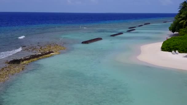 Tekstur udara dari perjalanan pantai laguna tropis dengan laguna biru akua dan latar belakang pasir bersih — Stok Video