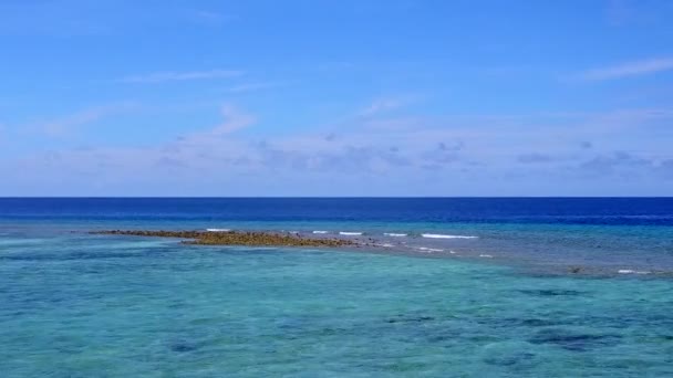 Luftaufnahme Meereslandschaft der Meeresküste Strand Lifestyle durch transparentes Wasser und weißen Sandhintergrund — Stockvideo