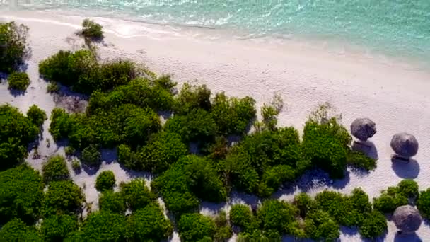 Cielo aéreo de drones de vacaciones en la playa de la isla marina por el mar azul del aqua con fondo de arena brillante — Vídeos de Stock