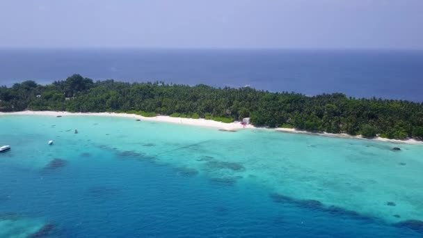 Drone paisaje vista de la aventura perfecta playa resort por mar azul con fondo de arena blanca — Vídeos de Stock