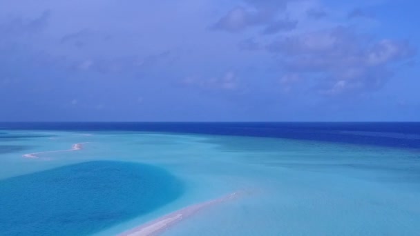 Структура беспилотника идеальное морское плавание вдоль голубой лагуны на белом песчаном фоне — стоковое видео