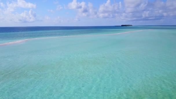 白い砂浜の背景を持つ透明なラグーンによる豪華なベイビーチアドベンチャーのドローンビューパノラマ ストック動画 C Motionworksfilmstudio 白い砂浜の背景を持つ透明なラグーンによる豪華なベイビーチアドベンチャーのドローンビューパノラマ ストック動画 C Motionworksfilmstudio