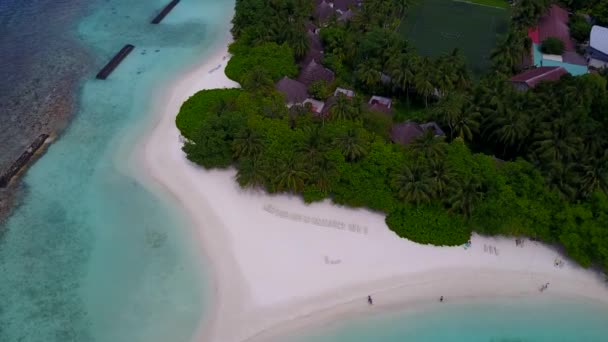 Viaje aéreo de lujo vista mar playa romper por el océano azul y fondo de arena blanca — Vídeos de Stock