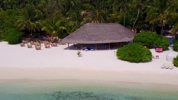 Беспилотник путешествие расслабляющий вид на море отдыха на чистой воде на белом песчаном фоне — стоковое видео