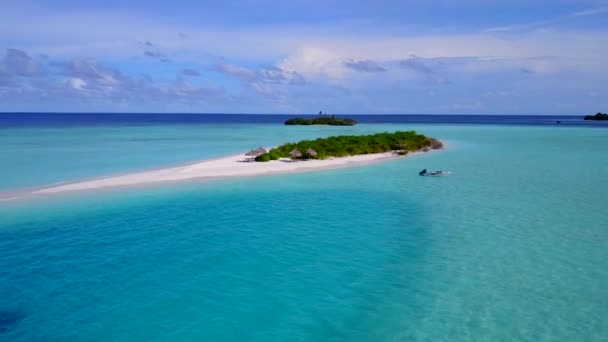 Drone vista paisagem marinha de luxo costa praia vida selvagem por mar azul e fundo arenoso branco — Vídeo de Stock