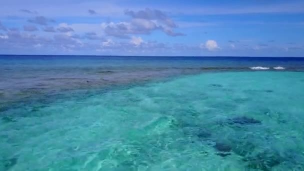 Aerial Drohnen Landschaft des Paradieses Meerblick Strand Reise durch türkisfarbenen Ozean und weißen Sandhintergrund — Stockvideo