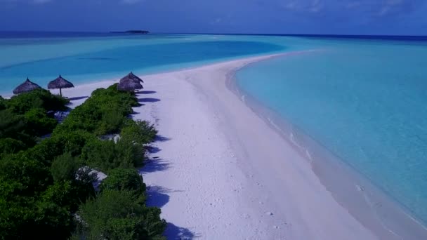 Drone uitzicht landschap van idyllische eiland strand levensstijl door blauwe oceaan met wit zand achtergrond — Stockvideo