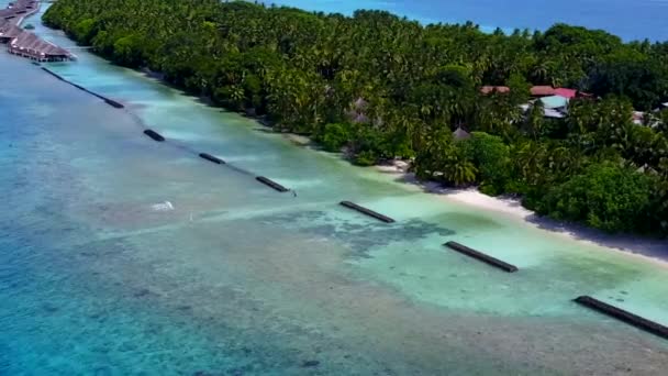 Viagens aéreas de drones da costa marinha estilo de vida de praia por água azul com fundo de areia branca — Vídeo de Stock