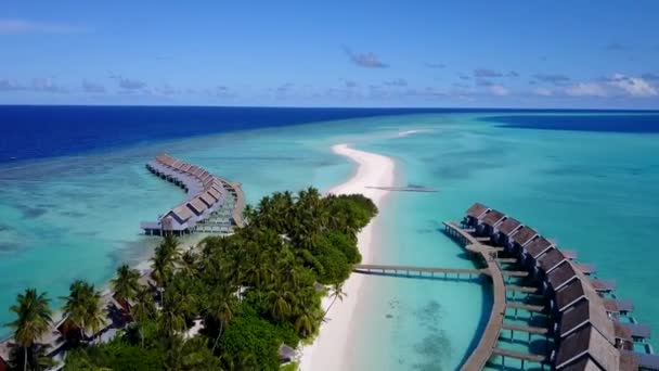 Luchtfoto uitzicht landschap van het paradijs uitzicht op zee strand breken door blauw groene lagune met wit zand achtergrond — Stockvideo