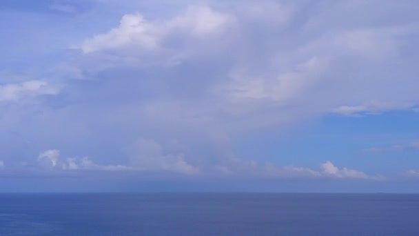 Drone antenne landschap van prachtig uitzicht op zee strand reis door de blauwe oceaan met witte zandachtergrond — Stockvideo