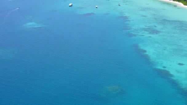 Paisajes aéreos de drones de la playa paradisíaca de la bahía aventura por mar transparente con fondo de arena blanca — Vídeo de stock