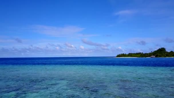 Viagem aérea drone de belas férias de praia litoral por água transparente e fundo arenoso branco — Vídeo de Stock
