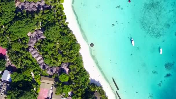 Paisaje de vista aérea de idílico estilo de vida de playa de costa por océano poco profundo con fondo de arena blanca — Vídeos de Stock