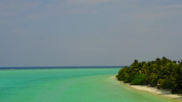 Sığ lagün ve beyaz kum arka planında sakin turist plajı turizmi. — Stok video