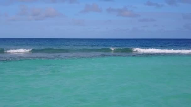 白い砂浜の背景を持つターコイズブルーの海によるリラックスした湾のビーチアドベンチャーの空中ドローンの性質 — ストック動画
