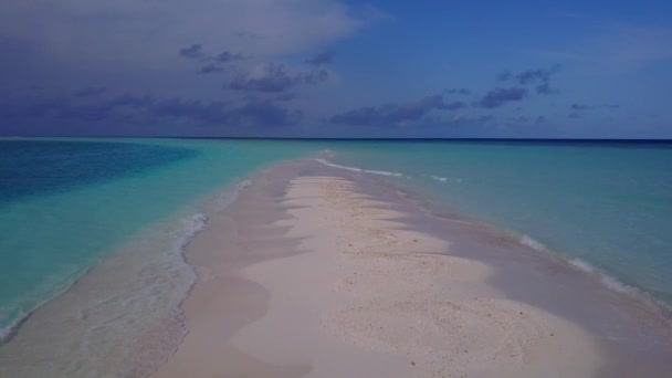 Εναέρια drone φύση της όμορφης τουριστικής περιπέτειας παραλία από aqua μπλε του ωκεανού και λευκό φόντο άμμο — Αρχείο Βίντεο