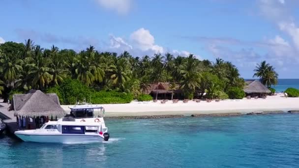 Drone view toerisme van rustige kust strand avontuur door aqua blauwe oceaan met wit zand achtergrond — Stockvideo