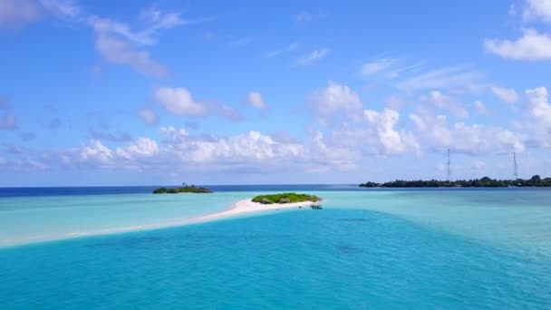 Drone εναέρια πανόραμα χαλαρωτικό νησί της άγριας ζωής παραλία από μπλε πράσινο ωκεανό και καθαρό φόντο άμμο — Αρχείο Βίντεο