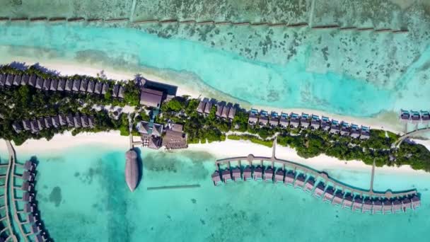 Résumé drone aérien de luxe station balnéaire style de vie par mer bleue avec fond de sable blanc — Video