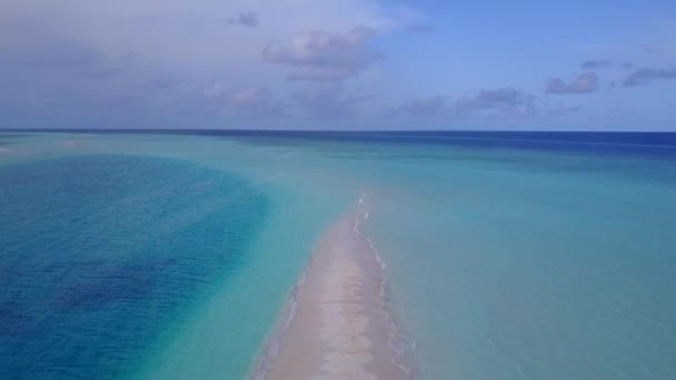 Céu zangão de férias praia costa perfeita por água azul aqua com fundo de areia limpa — Vídeo de Stock