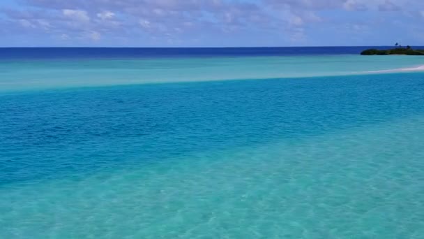 Paisaje marino aéreo de la costa paradisíaca estilo de vida de playa por agua azul aqua con fondo de arena limpia — Vídeo de stock