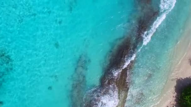 Drone abstract de călătorie relaxantă pe malul mării prin ocean transparent și fundal nisipos alb — Videoclip de stoc