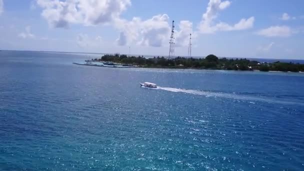 Drone ουρανό του χαλαρωτικού χρόνου παραλία θέρετρο από μπλε νερά με λευκό αμμώδη φόντο — Αρχείο Βίντεο