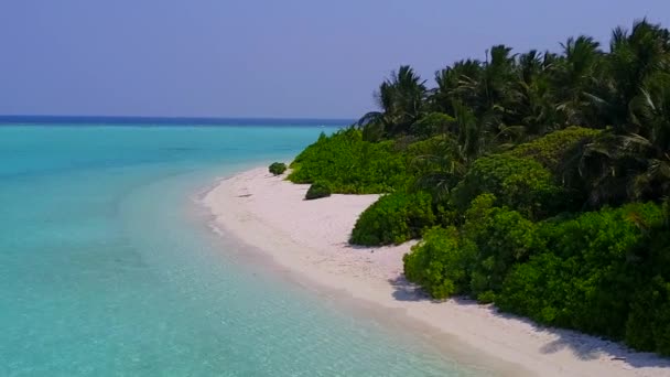 Paisagem aérea drone de praia litorânea exótica viagem pela lagoa azul e fundo arenoso branco — Vídeo de Stock