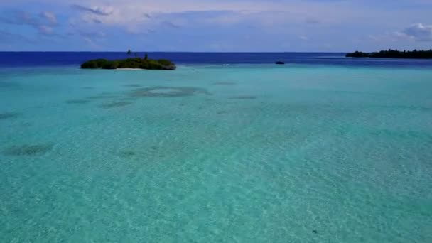 Drone aérien paysage de paradis vue sur la mer plage voyage par mer bleue avec fond sablonneux blanc — Video