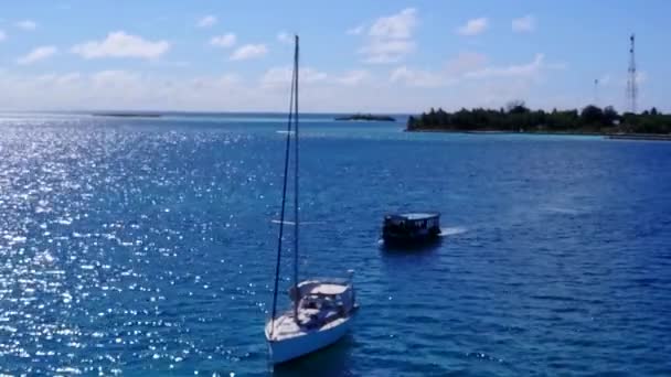 Drone paesaggio di idilliaca spiaggia turistica viaggio da blu oceano e sabbia bianca sfondo — Video Stock