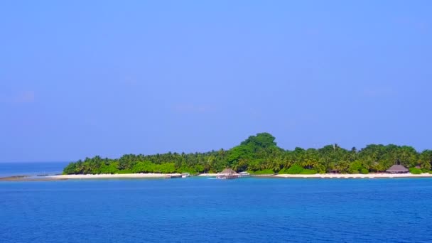 蓝海蓝沙背景下宁静的海景海滩的空中无人飞行 — 图库视频影像