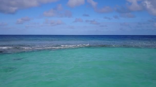 Drone kilátás panoráma luxus turisztikai strand vadvilág kék óceán fehér homokos háttér — Stock videók