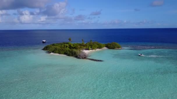 Luchtfoto landschap van prachtige baai strand vakantie door blauwe zee en wit zand achtergrond — Stockvideo