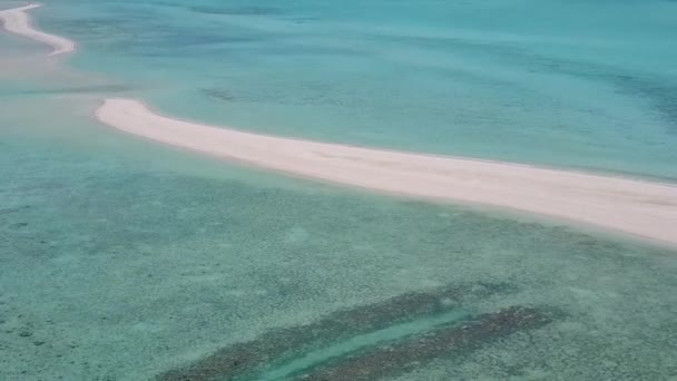 Luchtvaart drone toerisme van luxe uitzicht op zee strand vakantie door heldere oceaan met wit zand achtergrond — Stockvideo