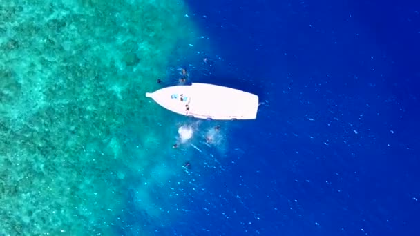 Drone astratto di idilliaca avventura sulla spiaggia turistica da laguna blu con sfondo di sabbia bianca — Video Stock